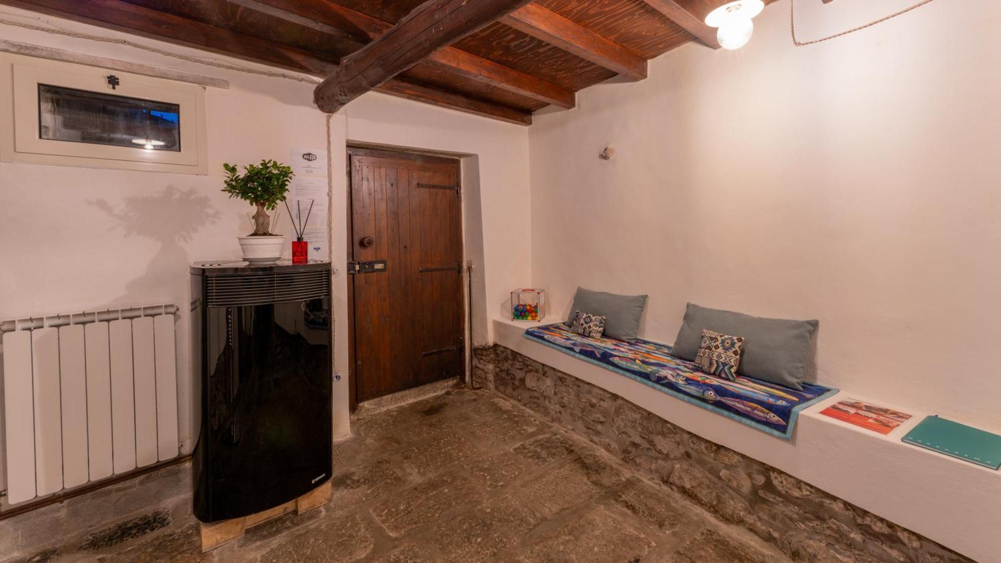 Bed and Breakfast La Casa Delle Pietre Parlanti - Casa In Pietra Ai Piedi Del Parco Delle 5 Terre à Biassa Extérieur photo